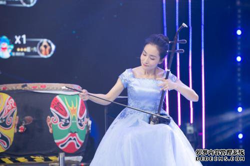 蔡阳在直播中演奏电影《大鱼海棠》主题曲。 蔡阳在直播中演奏电影《大鱼海棠》主题曲。